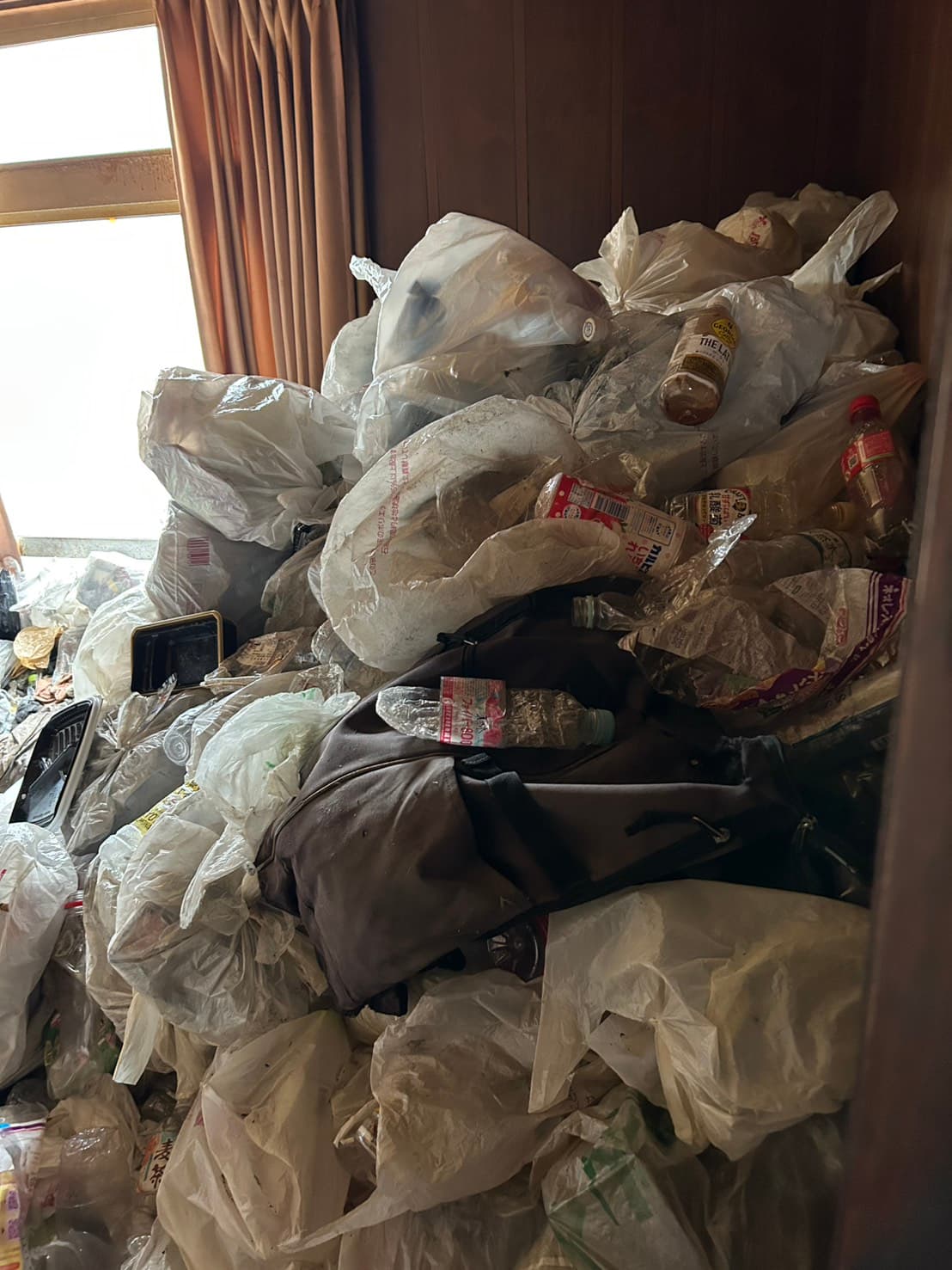 空き家の清掃・片付け風景写真