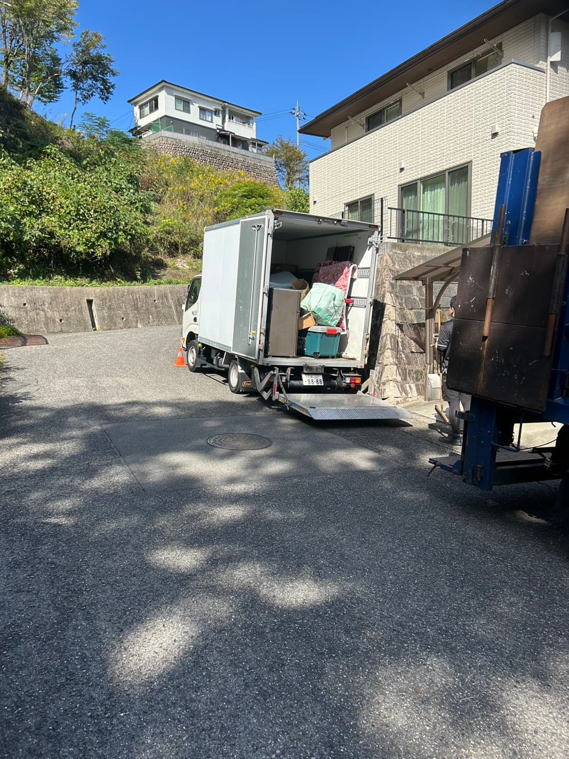 不用品回収・トラックへの積込風景写真